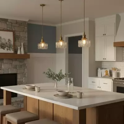 Faelthorin Farmhouse Brass Hammered Square Glass Pendant Lamp