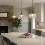 Faelthorin Farmhouse Brass Hammered Square Glass Pendant Lamp