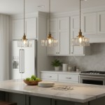 Faelthorin Farmhouse Brass Hammered Square Glass Pendant Lamp