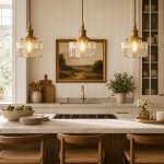 Faelthorin Farmhouse Brass Hammered Square Glass Pendant Lamp